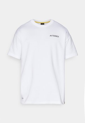 T-shirt blanc à manches courtes en coton. Présente un logo noir "TERREX" sur le haut à gauche de la poitrine et un col intérieur jaune.
