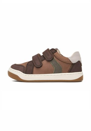 Brązowy i zielony dziecięcy sneaker z dwoma paskami na rzepy i białą gumową podeszwą, profil z boku na białym tle.