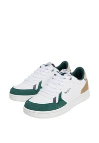 Baskets blanches avec des accents en daim vert, des rayures bleu marine et un talon marron clair. Présentent des surfaces texturées et des semelles en caoutchouc robustes.