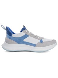 Sportlicher Sneaker in niedrigem Schnitt aus weißem Leder mit blauen Wildlederakzenten, grauen Wildlederüberzügen, weißen Schnürsenkeln und einer klobigen weißen Sohle.