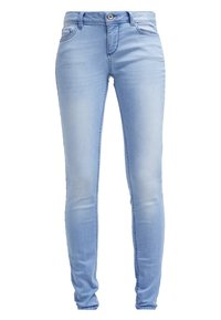 Jean skinny bleu clair en denim, avec une teinte légèrement délavée, un design traditionnel à cinq poches et une fermeture à bouton et fermeture éclair.