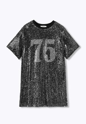 T-shirt noir à sequins avec manches courtes, arborant un "75" argenté brillant imprimé sur le devant. Encolure ronde avec bord côte noir.