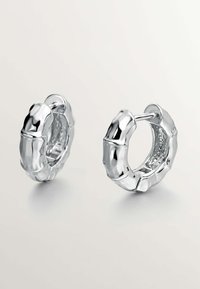 Pendientes de aros de plata con un diseño inspirado en bambú; con una textura suave y pulida y un cierre de bisagra seguro.