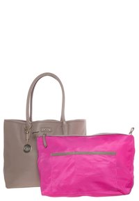 Grå läderväska med grusstruktur, två handtag och silvriga detaljer bredvid en rosa nylonpåse med framficka och dragkedja.