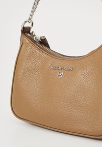 MICHAEL Michael Kors CHARM POUCHETTE - Käsilaukku - driftwood