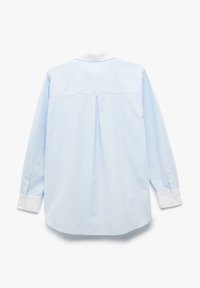 Lange mouwen shirt in lichtblauw met een witte kraag en manchetten. Het heeft een rugplooi en een gebogen zoom, gemaakt van een zachte, gestructureerde stof.