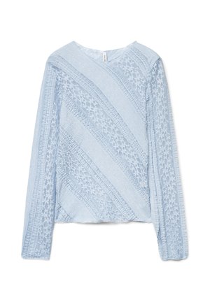 Blouse en dentelle bleu clair à manches longues avec motif floral et rayures texturées diagonales, dotée d'un col rond.