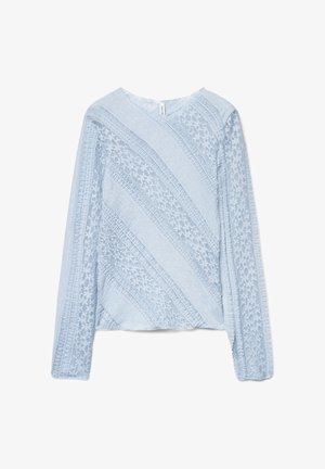 Blouse en dentelle bleu clair à manches longues avec motif floral et rayures texturées diagonales, dotée d'un col rond.