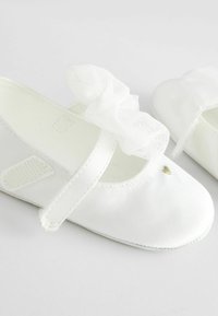 Next BOW REGULAR FIT - Riemchenballerina - white