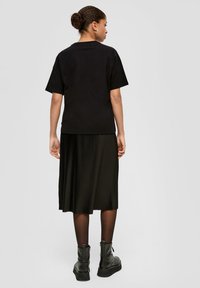 QS MIT HOLOGRAFISCHEM PRINT - T-shirt imprimé - schwarz