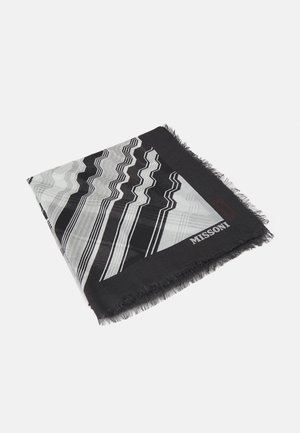 Czarny, biały i szary szalik w geometryczne wzory z zygzakowymi paskami, frędzlami na krawędziach oraz logo "MISSONI" w rogu na białym tle.