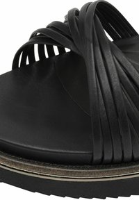 Svart sandal med flera flätade remmar, en slät lädersula och en texturerad plattformssula med en metallisk detalj.