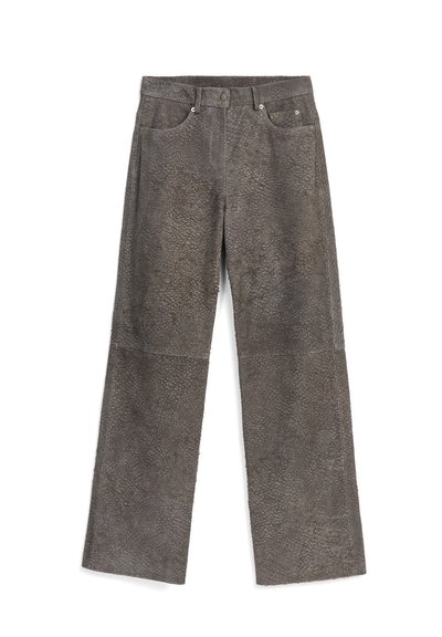 Pantalons large en suède gris avec une finition texturée, comportant cinq poches et des éléments en métal argenté. Le design offre une coupe décontractée.