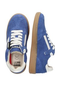 Blauwe suède sneakers met witte veters en accenten, rubberen zolen, zijrits details en branding op de tong. Plat en casual ontwerp.