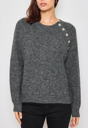 Pull en laine gris avec un col rond, des manches longues, un tricot texturé et des boutons décoratifs à l'épaule.