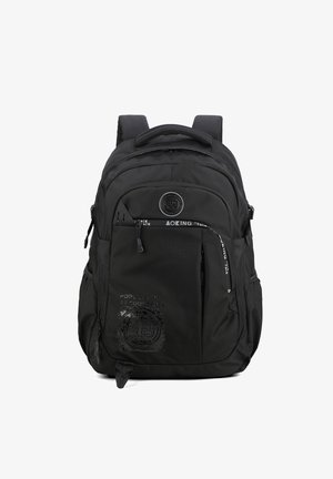 Zaino nero realizzato in tessuto resistente, dotato di numerosi taschini con cerniera, spallacci imbottiti e un dettaglio del logo testurizzato sul davanti.