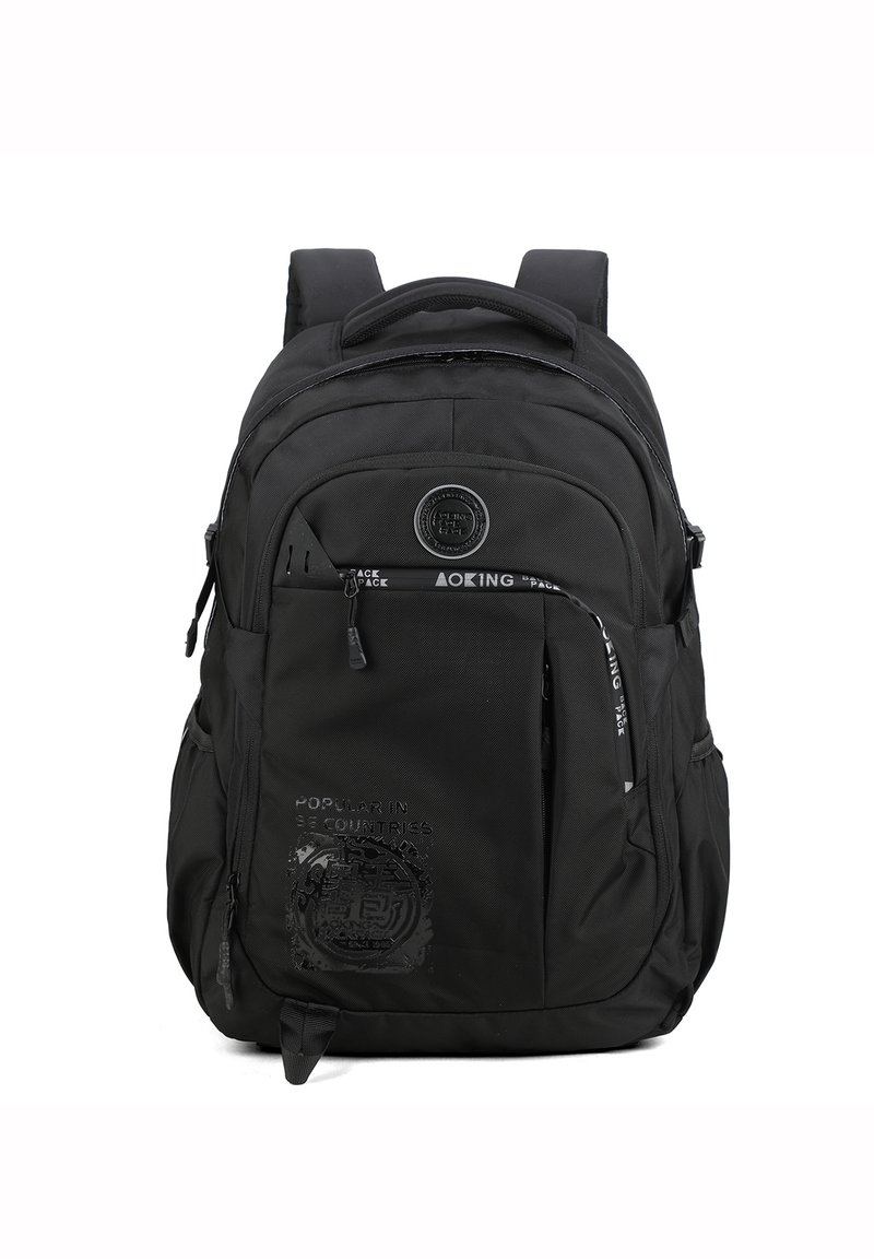 Zaino nero realizzato in tessuto resistente, dotato di numerosi taschini con cerniera, spallacci imbottiti e un dettaglio del logo testurizzato sul davanti.