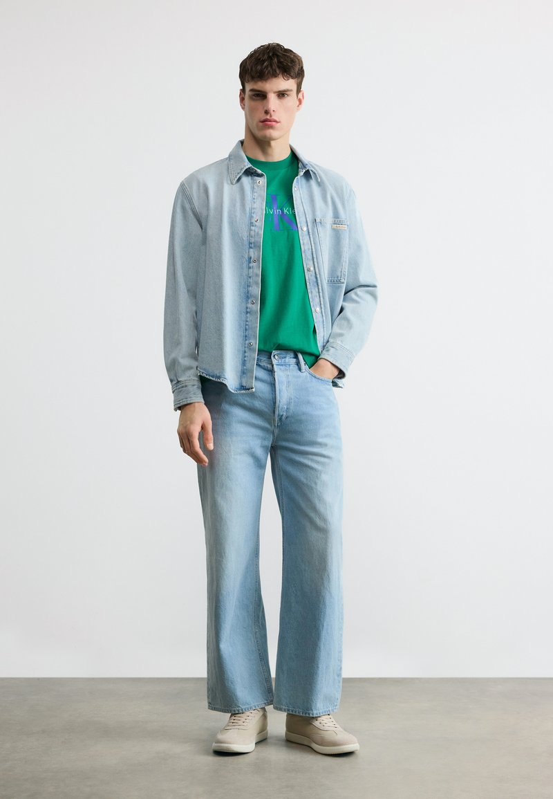 Calvin Klein Jeans HERO MONOLOGO TEE - Triko s potiskem - enchanted forest