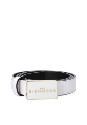 Ceinture en cuir blanc avec boucle rectangulaire bordée d'or gravée "John Richmond" en lettres dorées, enroulée sur un fond blanc.