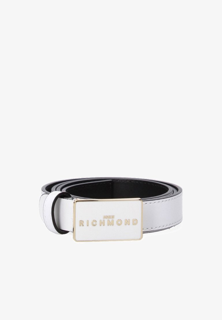 Ceinture en cuir blanc avec boucle rectangulaire bordée d'or gravée "John Richmond" en lettres dorées, enroulée sur un fond blanc.