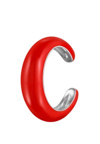 Rød harpiksring i et glat, buet design med en metallisk sølv inderside. Formen minder om bogstavet 'C'.