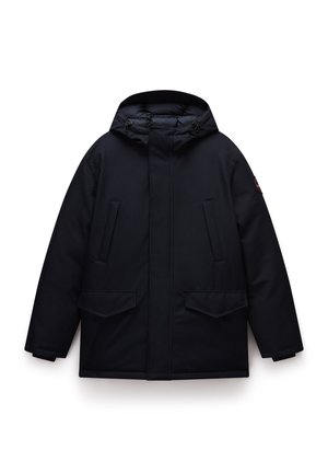 Marineblauwe waterdichte parka met hoge kraag, verstelbare capuchon, twee voorzakken en elastische manchetten. Gladde stofafwerking.