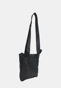 Borsa a spalla nera in nylon con chiusura zip, forma rettangolare piatta, due spallacci regolabili in tessuto e una finitura liscia e opaca.