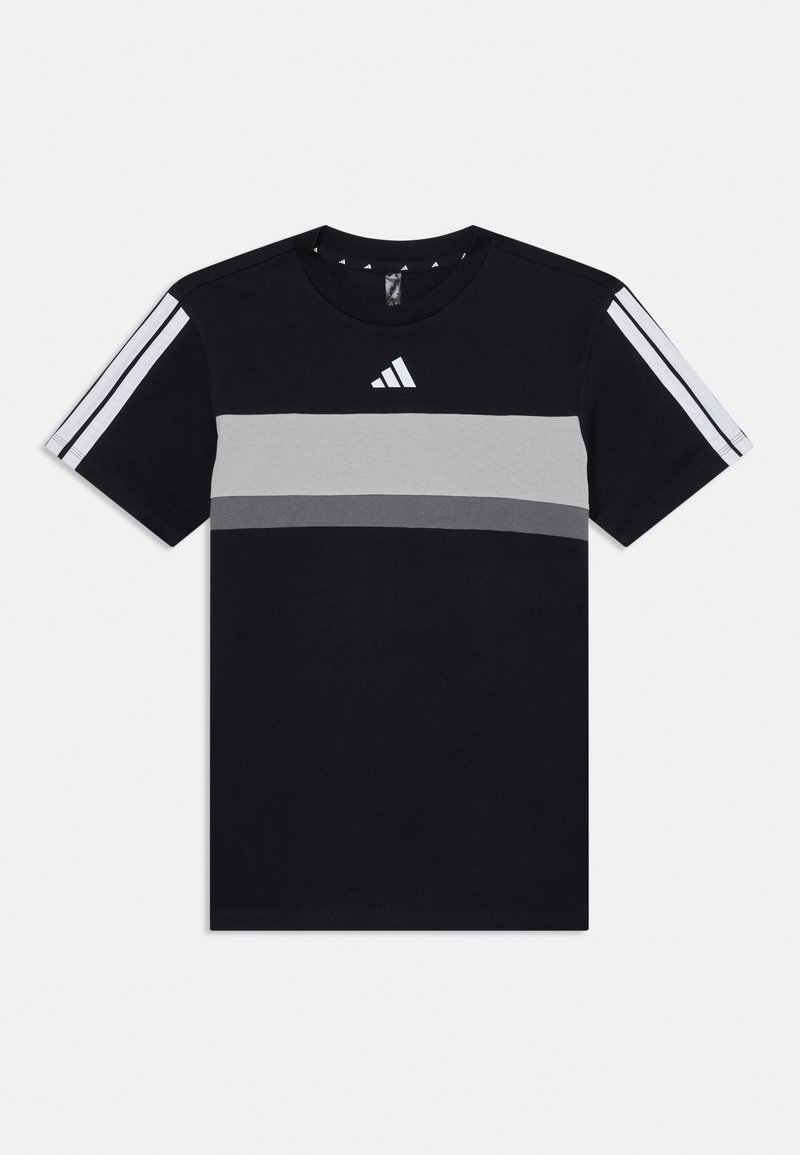 Melns T-krekls ar pelēkām horizontālām svītrām, kam ir apaļa izgriezne un trīs baltas svītras uz katra pleca. Iekļauj nelielu logotipu uz krūšu.