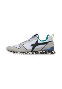 Sneakers sportivi con tomaia in mesh bianco, dettagli in suede grigio, logo a stella nera, particolari turchesi e suola in camouflage texturizzata.