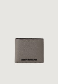 Pilkos tekstūruotos odos dvigubo sulankstymo piniginė su juodu Armani Exchange logotipu priekyje centre ant balto fono.