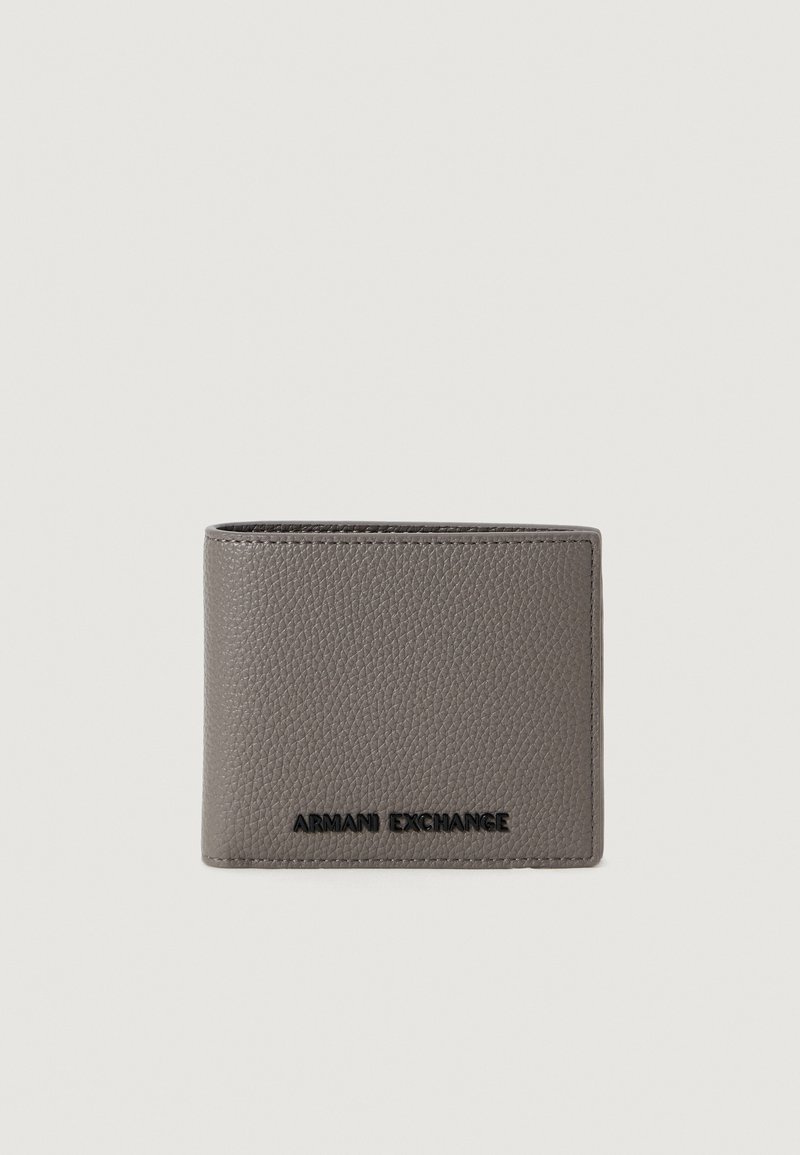 Pilkos tekstūruotos odos dvigubo sulankstymo piniginė su juodu Armani Exchange logotipu priekyje centre ant balto fono.