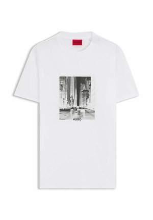 Weißes Baumwoll-T-Shirt mit einem schwarz-weißen urbanen Grafikdruck auf der Vorderseite und dem Schriftzug "HUGO" am unteren Rand. Rundhalsausschnitt, kurze Ärmel.