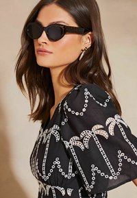 Lipsy BRODERIE SHORT SLEEVE PALM EMBROIDERED MIDI PETITE  - Denné šaty - black white