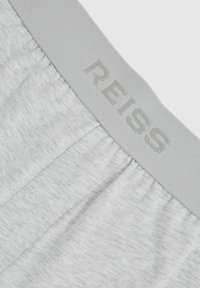 Szare bokserki o miękkiej teksturze, z jasnoszaro-elastycznym pasem wytłoczonym napisem "REISS". Subtelny melanżowy wzór.