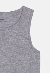 Graues ärmelloses Tanktop mit einer glatten, strukturierten Oberfläche, abgerundetem Ausschnitt und genähten Kanten. Das Markenlabel ist am Hals sichtbar.