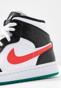 Jordan AIR JORDAN 1 MID - Sapatilhas de cano alto - black/university red/white/lucid green/university gold