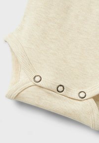 Beige randig body med en mjuk textur, rund halsringning och tre tryckknappar i botten. Designad för enkel på- och avtagning.
