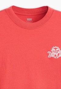 Levi's® VINTAGE FIT GRAPHIC TEE - Apdrukāts T-krekls - baked apple