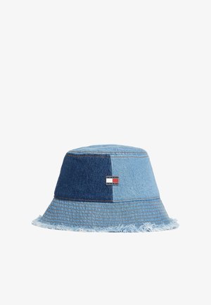 Καπέλο τύπου bucket από τζιν με δύο αποχρώσεις του μπλε, επένδυση με φθαρμένα άκρα και μικρό ορθογώνιο λογότυπο Tommy Jeans στη μπροστινή πλευρά.