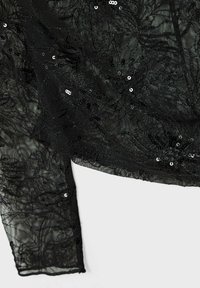 Crna prozirna čipka s cvjetnim uzorcima i malim sjajnim crnim štrasom raspršenim po cijelom, prikazuje dio rukava i rub.