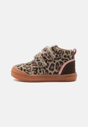 Zapatilla de niño alta con estampado de leopardo, dos tiras de velcro, lengüeta rosa, parche marrón en el talón y suela de goma.