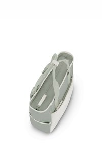 Bolsa de deporte verde y blanca hecha de tela resistente, con dos asas suaves, una parte superior con cremallera y una forma rectangular estructurada.