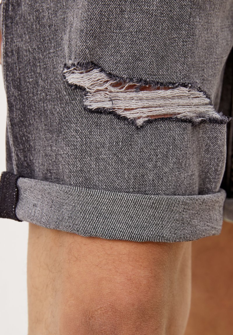 Herren Skinny Fit | QS by s.Oliver REGULAR : SHORT EN AU LOOK USÉ Jeans Shorts grey stretched den/black denim - VR54123 Herren Skinny Fit | QS by s.Oliver REGULAR : SHORT EN AU LOOK USÉ Jeans Shorts grey stretched den/black denim - VR54123