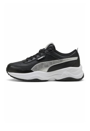 Basket Puma noire et argent avec une semelle blanche épaisse, fermeture à lacets sur le dessus, et détails de la marque sur le côté et la languette, vue de profil gauche.