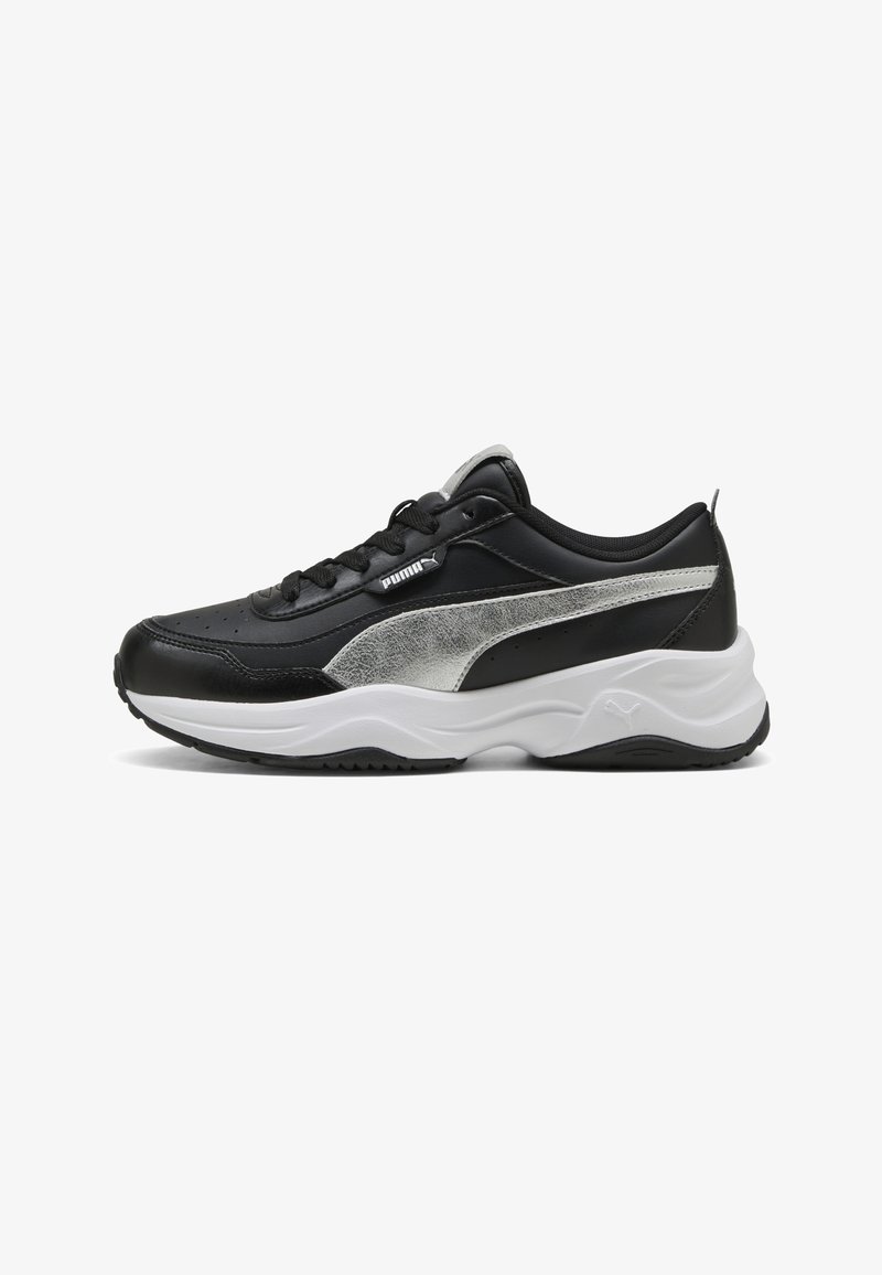 Basket Puma noire et argent avec une semelle blanche épaisse, fermeture à lacets sur le dessus, et détails de la marque sur le côté et la languette, vue de profil gauche.