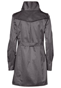 Trench grigio con colletto alto, schiena strutturata e maniche lunghe. Presenta un tessuto liscio simile al raso e un dettaglio in vita con cintura.