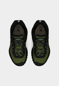 Πράσινα και μαύρα αθλητικά παπούτσια με επάνω μέρος από υφή δικτυωτού υφάσματος, στρογγυλή μύτη, ενισχυμένη ελαστική σόλα και ανακλαστικές λεπτομέρειες. Σχεδιασμός με κορδόνια και επενδυμένο γιακά.
