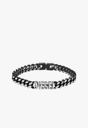 Pulsera de cadena de goma negra con herrajes plateados, que presenta un audaz logo "DIESEL" y un diseño de eslabones ovalados y suaves.
