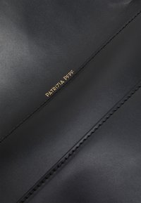 Patrizia Pepe BORSA BAG - Listová kabelka - black/light gold-coloured