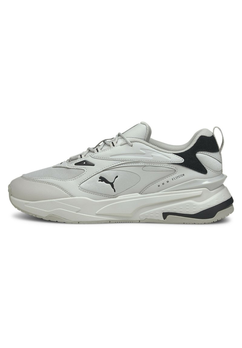 Szary but sportowy z fakturowaną skórzaną i siateczkową cholewką, z czarnymi akcentami, grubą podeszwą i opływowym designem.